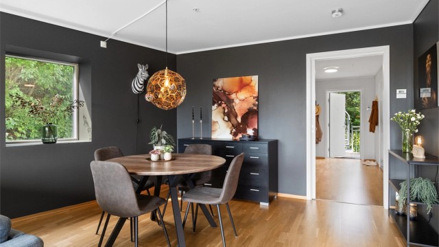 - God plass til et stort spisebord -