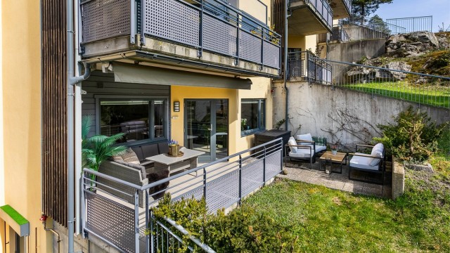 Røysveien 41B presenteres av Krogsveen.
Markise besørger effektiv solskjerming og tar gjerne også rollen som et lunende tak foran terrassen.