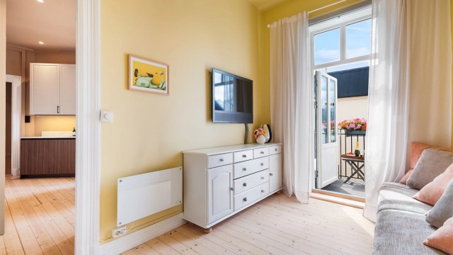Soverom 2 kan innredes etter ønske og behov og har plass til seng, nattbord og garderobeskap. Rommet oppleves møbleringsvennlig egner seg også godt som barnerom, kontor eller gjesterom.