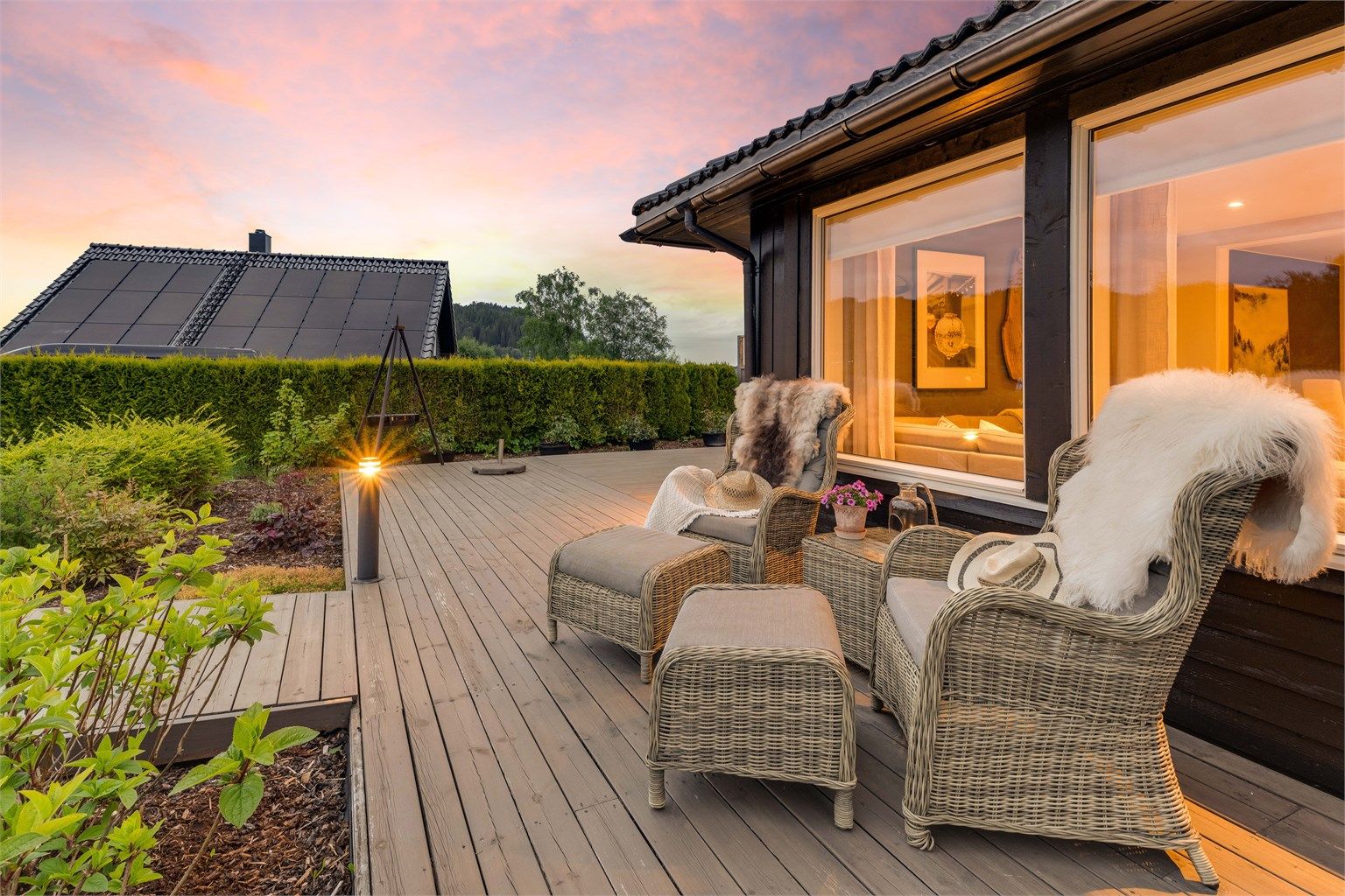 Store vindusflater til stuen. 