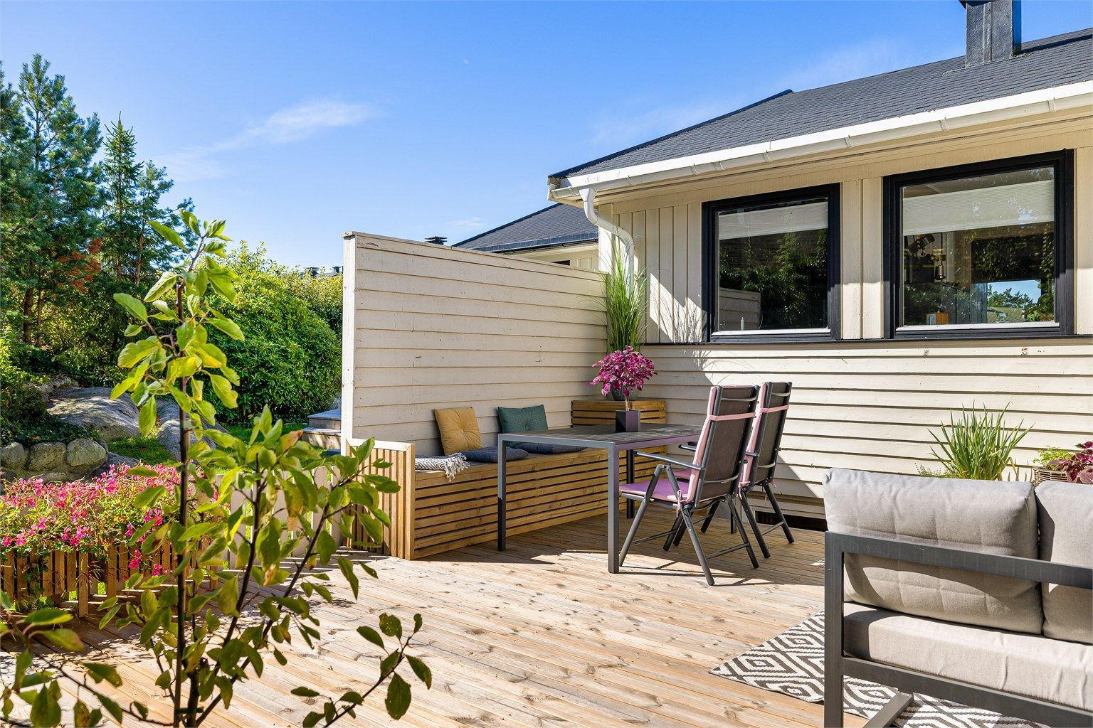 Høye levegger på begge sider avskjermer plattingen fra tilstøtende sidenaboer.