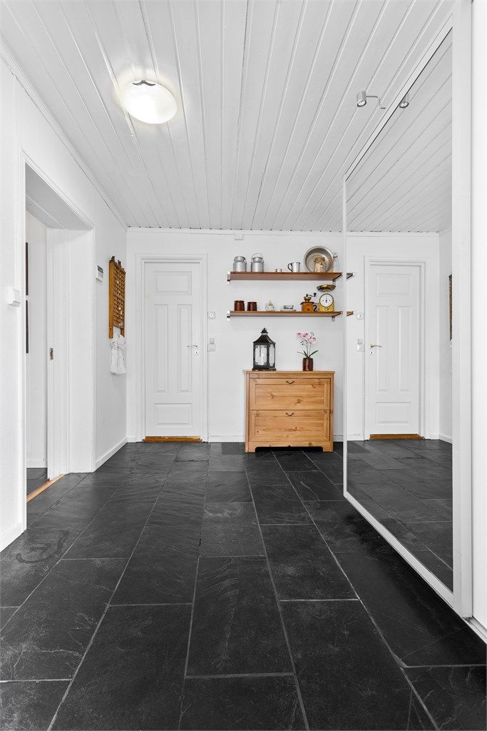 Entré med skyvedørsgarderobe