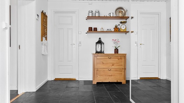 Entré med skyvedørsgarderobe
