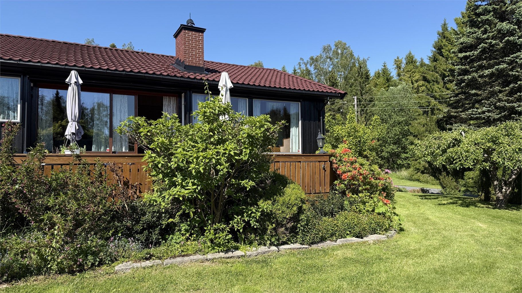 Hagen er skjermet og privat. (Privat sommerbilde.)