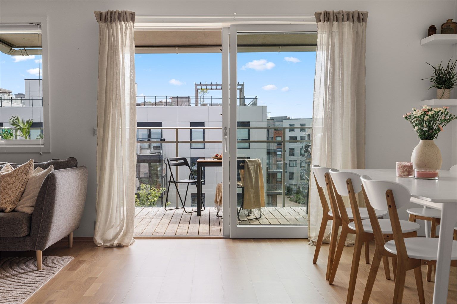 Velkommen til Midtveien 43! Presentert av Emma Eikrem v/ Krogsveen Majorstuen og Oslo Vest Foto: CASP
