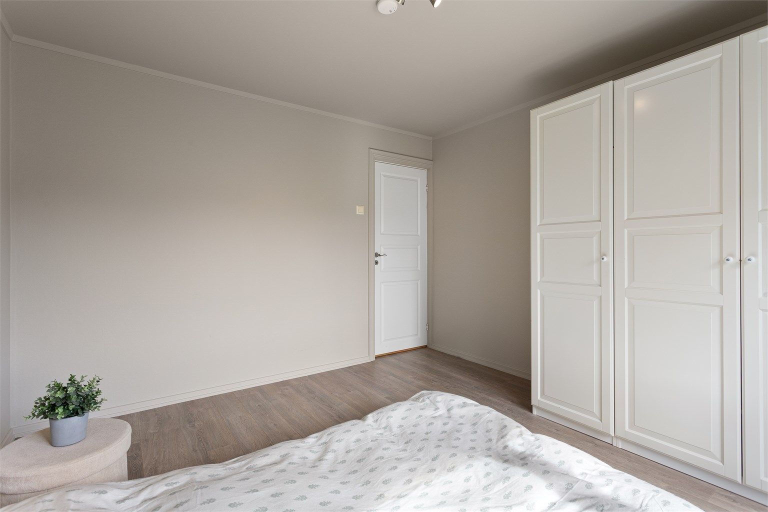 Soverommene har malte, slette flater og profilert innerdør.