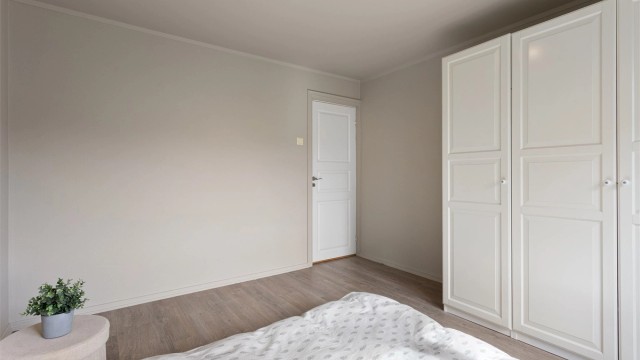 Soverommene har malte, slette flater og profilert innerdør.