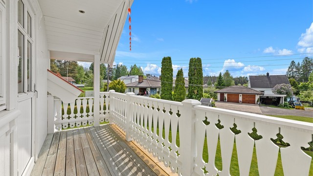 Fra loftstuen er det utgang til en balkong på 6 m²