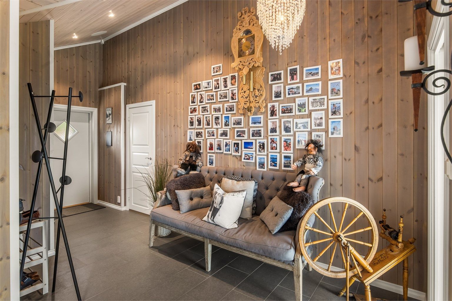 Stor og innbydende hall med skyvedørsgarderobe