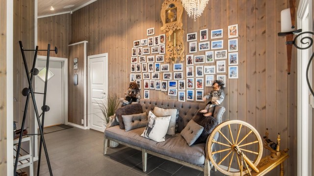 Stor og innbydende hall med skyvedørsgarderobe
