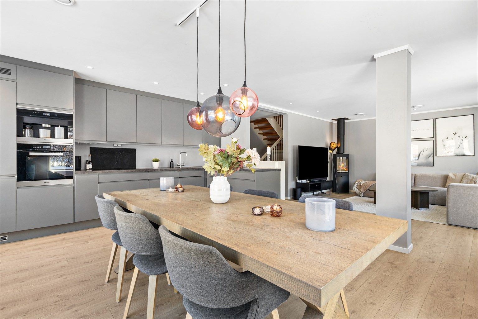 Den åpne løsningen mellom stue og kjøkken skaper en sosial atmosfære når man er med venner eller familie.