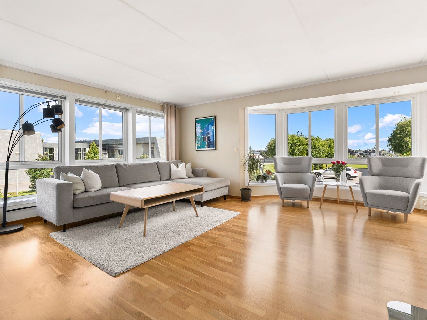 Leilighetens attraktive plassering på enden er spesielt merkbar i stuen, i form av vinduer mot både vest og nord.