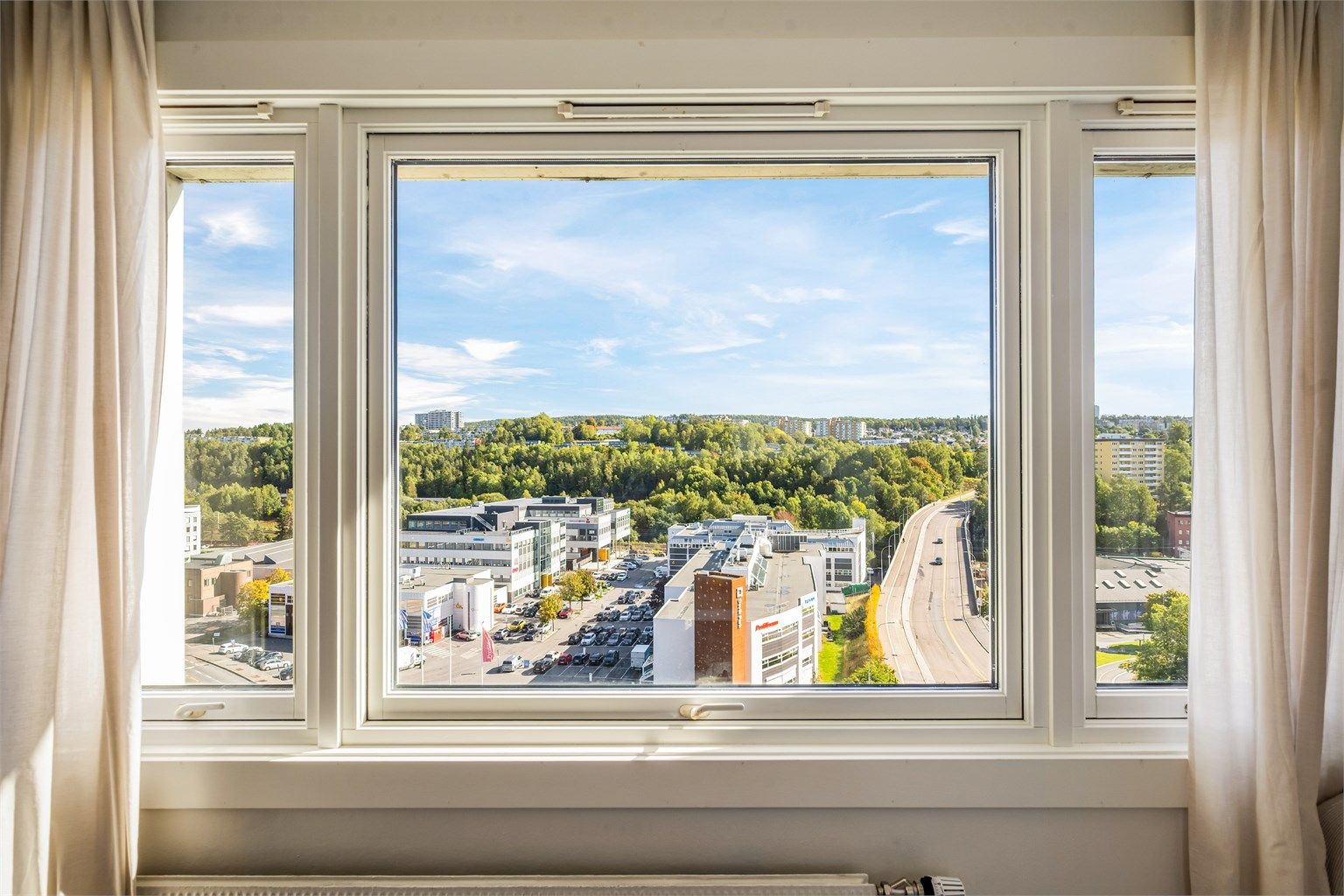 Fritt utsyn fra 10. etasje mot nærområdet og Østmarka.