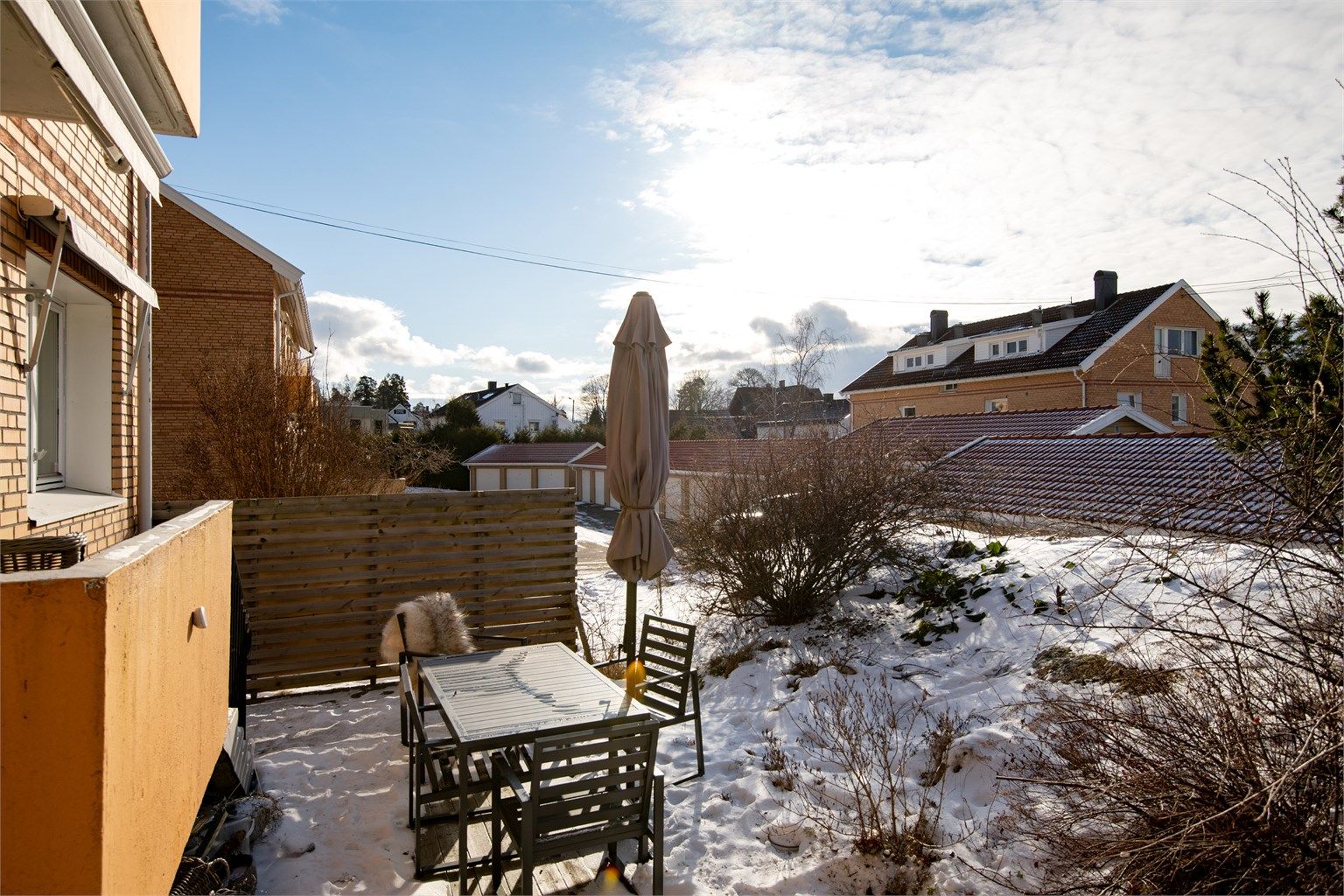 Et privat og usjenert uteområde med mange muligheter for beplantning og hygge.