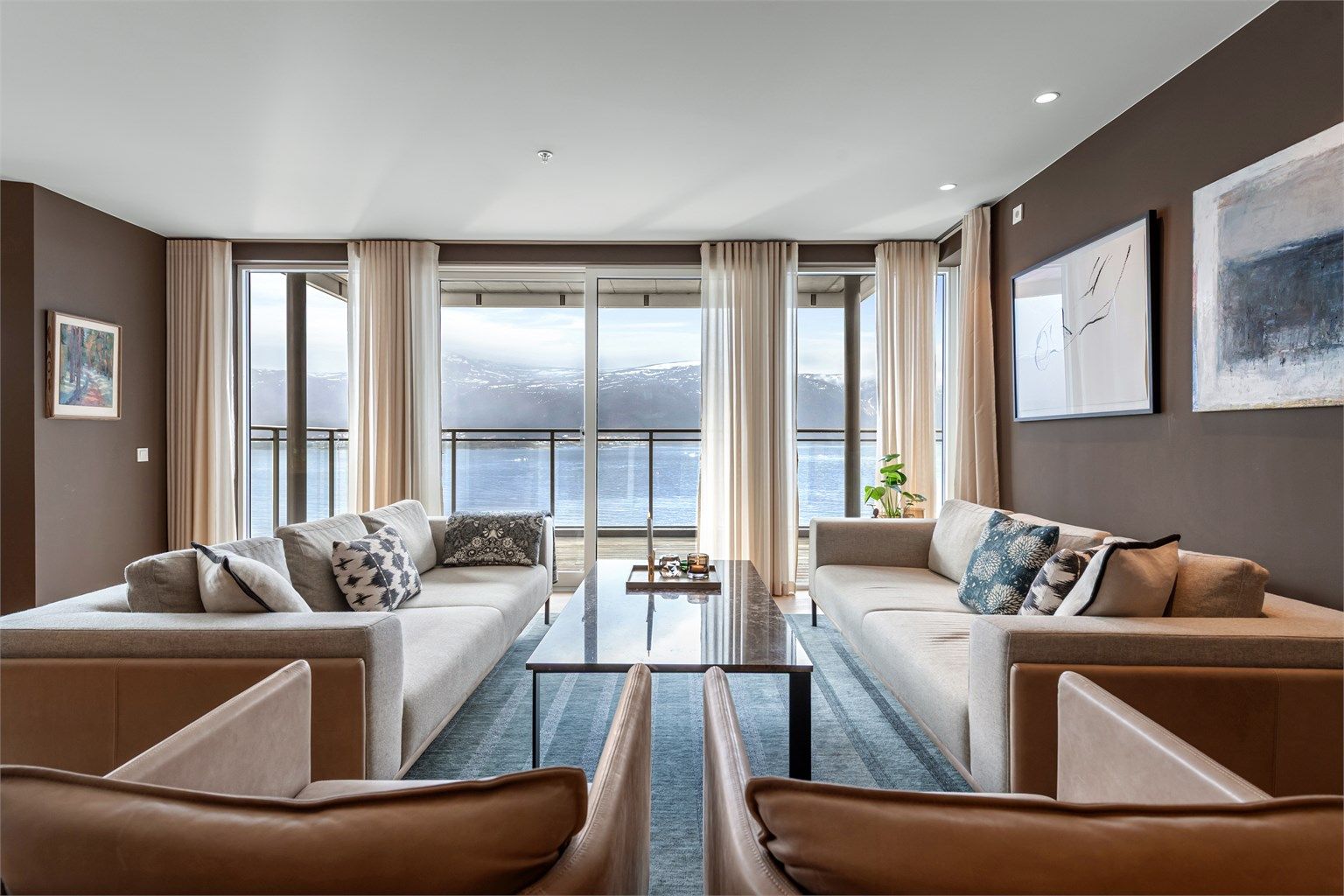 Flott utsikt fra stuen mot Borgundfjorden