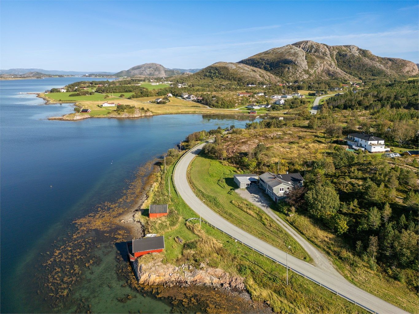 Eiendommen har vakker beliggenhet langs sjøkanten, og er omgitt av et nydelig havlandskap med fin og frodig kystnatur.