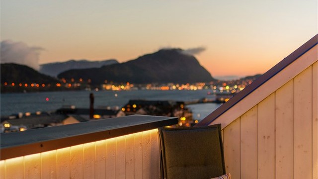 Forholdene her er fantastisk døgnet rundt - i og med terrassen er inntrukket i takkonstruksjonen og med markisen, kan man nyte uteplassen selv på dårligere dager