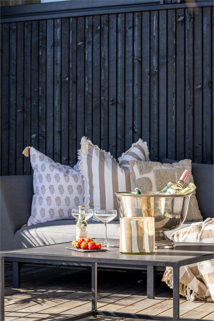 Moderne, mørk kledning gir hytta et stilrent og vedlikeholdsvennlig ytre.