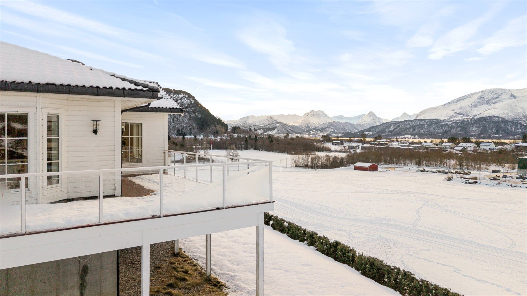 Beliggenheten gir en følelse av å bo tett på naturen, med åpent landskap rett utenfor.