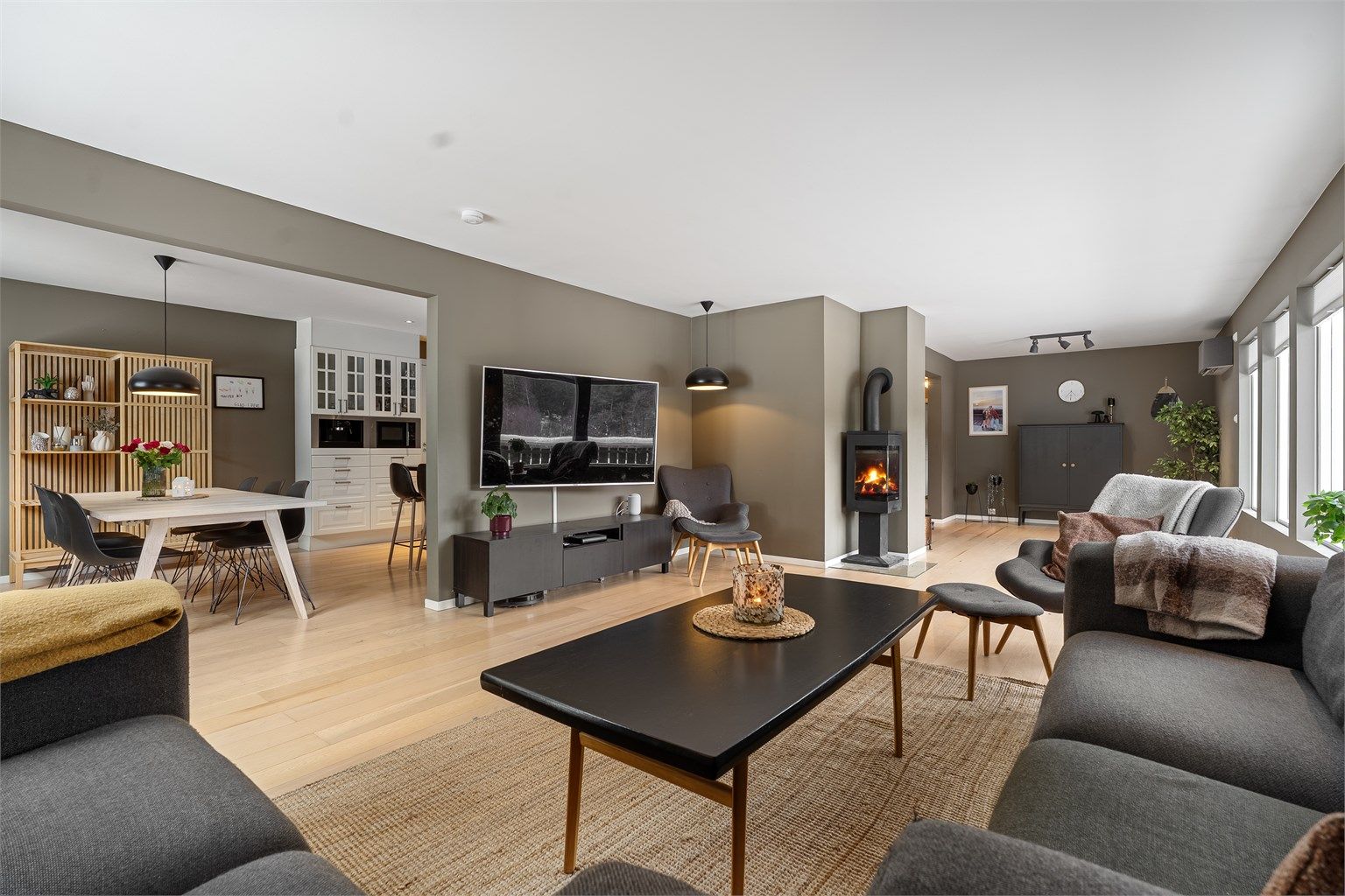 1.etg - Flott stue med flere vindusflater, god plass til både sofakrok og spisebord, samt vedovn som gir ekstra varme og hygge
