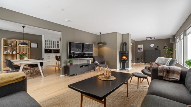 1.etg - Flott stue med flere vindusflater, god plass til både sofakrok og spisebord, samt vedovn som gir ekstra varme og hygge