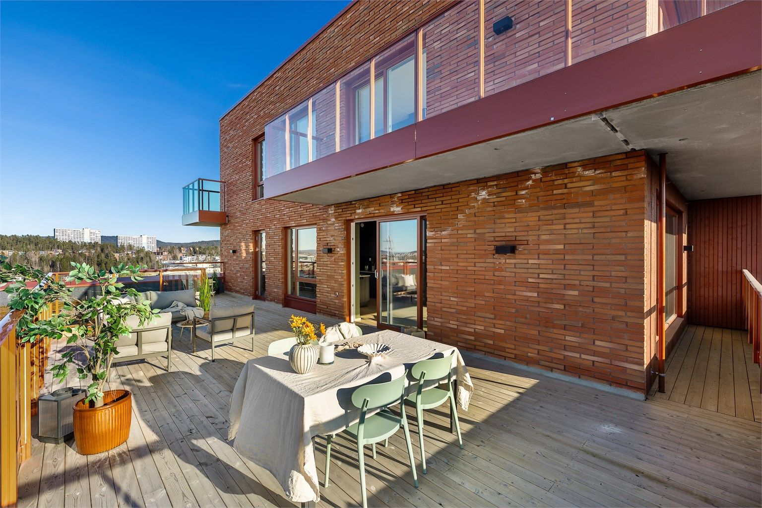 Takterrassen har unike kvaliteter, og kan møbleres slik man ønsker.