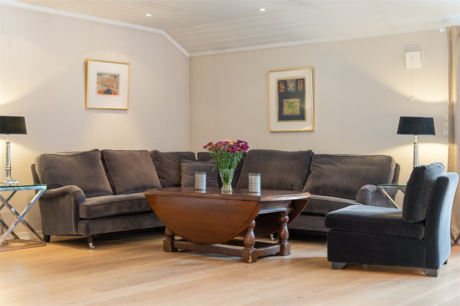 Stuen har god plass til en romslig sofagruppe.