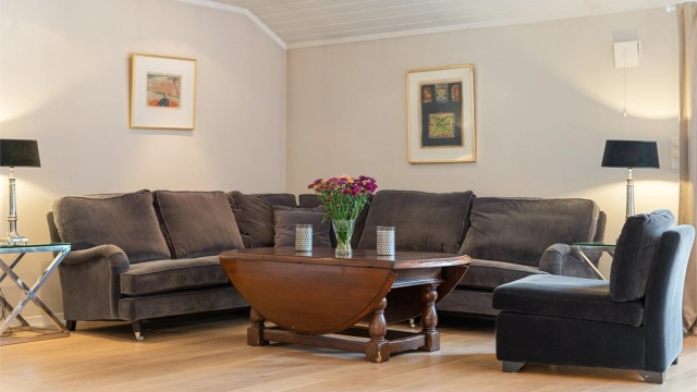 Stuen har god plass til en romslig sofagruppe.