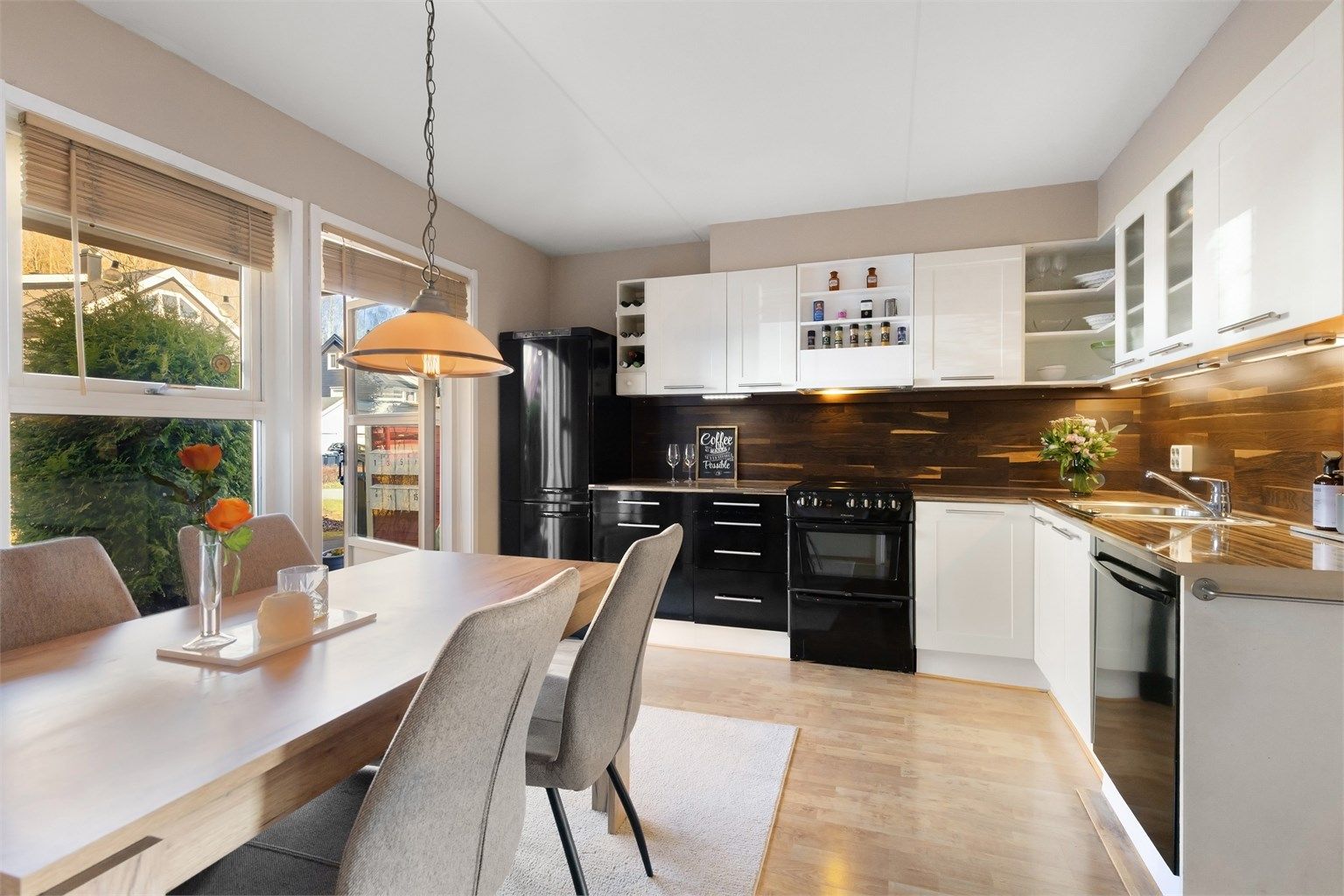 Pent kjøkken med profilerte fronter på skap og skuffer, og benkeplate av laminat med nedfelt kjøkkenvask