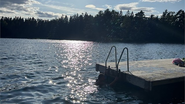 Svinesjøen: Flott badevann med brygge kun to minutter fra boligen