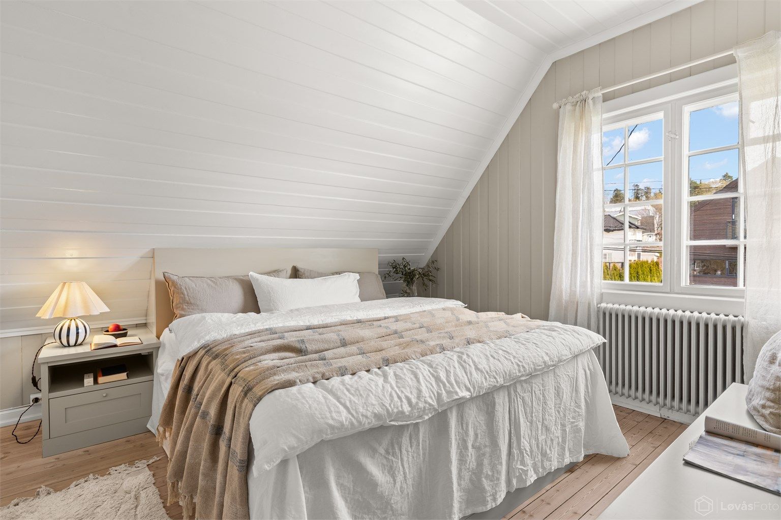 Soverom 1 i 2. etasje med plassbygget innredning