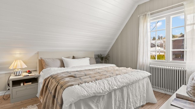 Soverom 1 i 2. etasje med plassbygget innredning