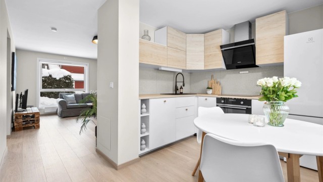 Matas Jakubonas v/Krogsveen presenterer Sløssåsveien 4B - lys og moderne 2-roms med bad og kjøkken fra 2021 - Foto: OhShots