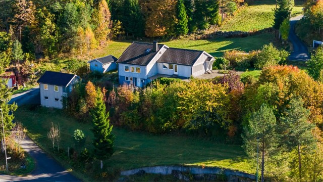Eiendommen består av enebolig, redskapsbod og 2 stk. frittliggende garasjer. Frodig og fin hage med gode solforhold