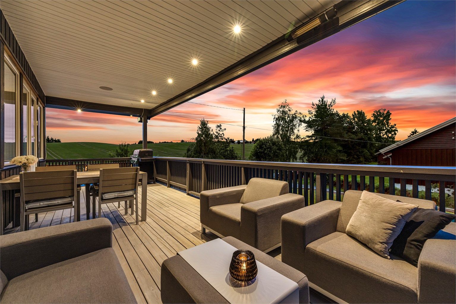 Eiendommen ligger i et rolig område, med usjenert og solrik beliggenhet. Nydelig utsyn og det er veldig luftig på eiendommen. 