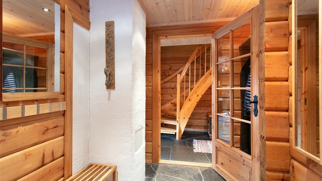 Entré med slitesterkt skifergulv og gulvvarme.