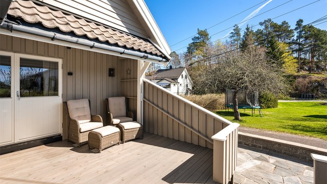 Solrik terrasse som er delvis overbygget.