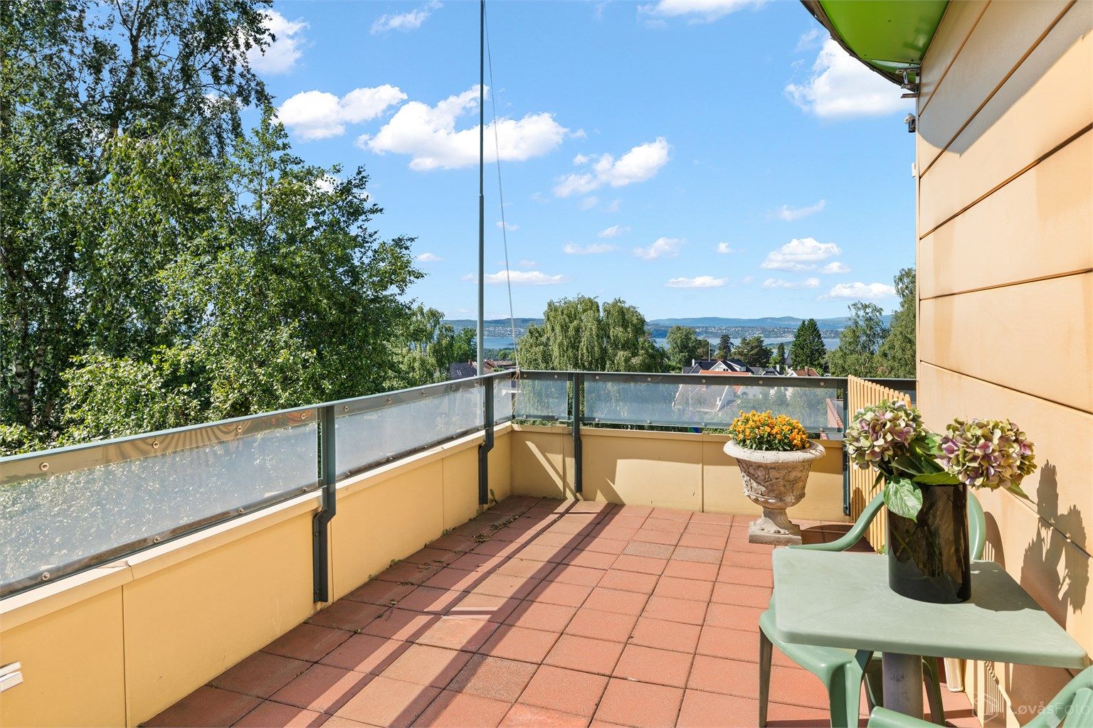 Felles takterrasse for sameiets beboere og deres gjester med flott utsikt over nærområdet og fjorden.