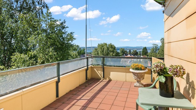 Felles takterrasse for sameiets beboere og deres gjester med flott utsikt over nærområdet og fjorden.