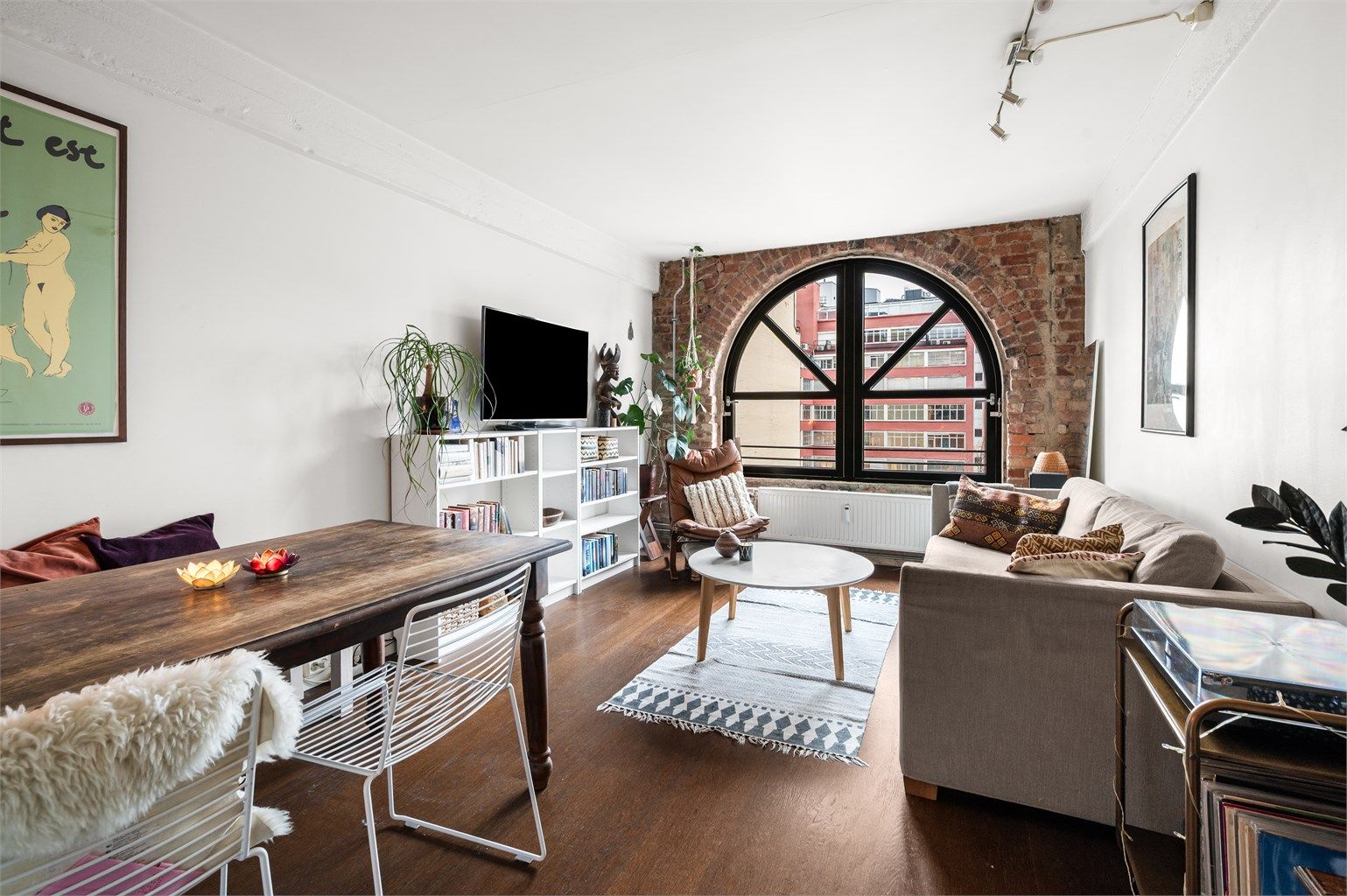 Stuen har god planløsning og kan enkelt innredes med sofagruppe, salongbord og TV-møbel. 