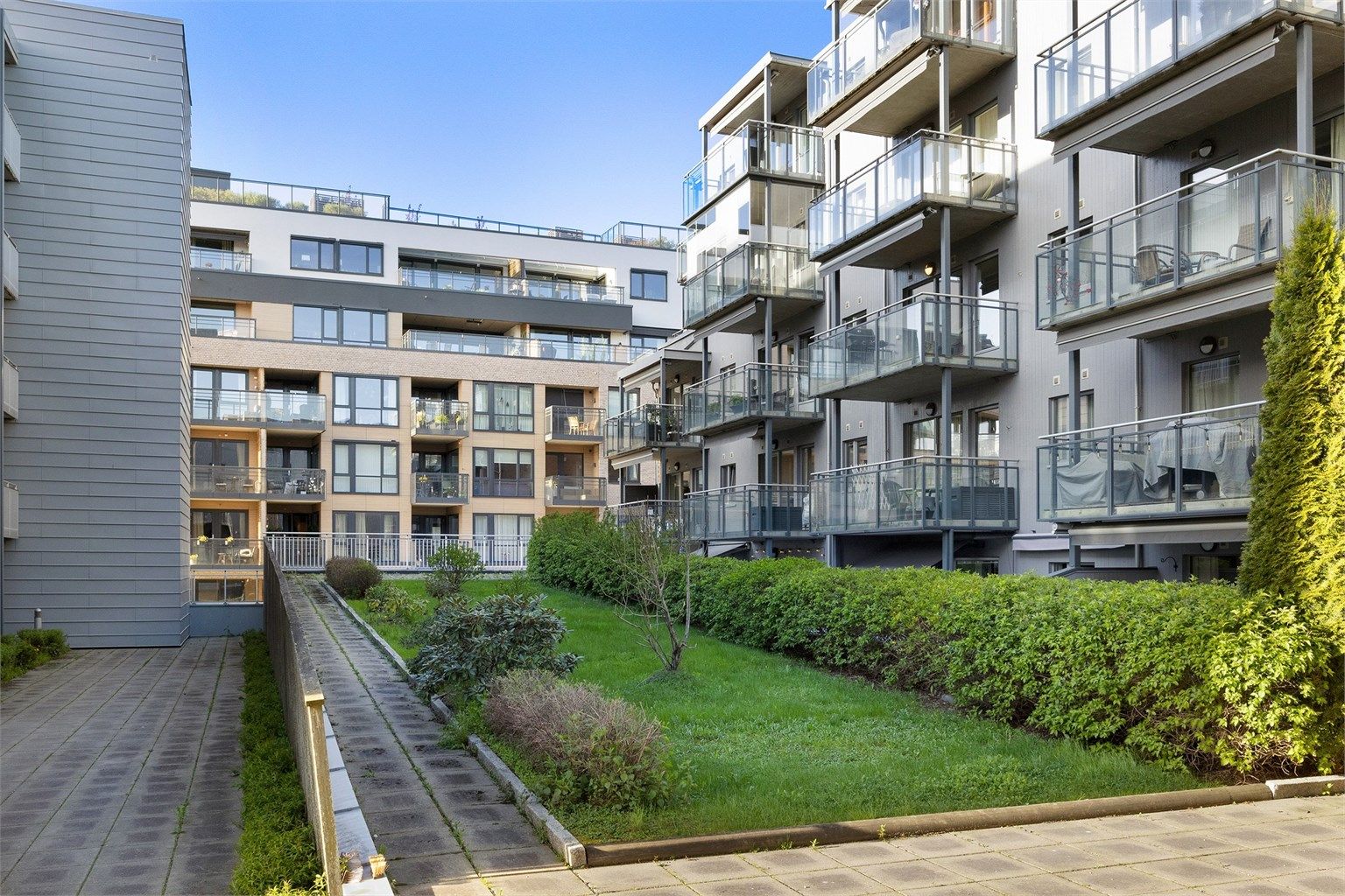 Leiligheten ligger meget sentralt i Ski sentrum, men tilbaketrukket til i Romakvartalet, med privat atrium på innsiden.