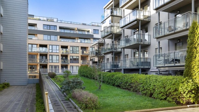 Leiligheten ligger meget sentralt i Ski sentrum, men tilbaketrukket til i Romakvartalet, med privat og hyggelig atrium på innsiden.