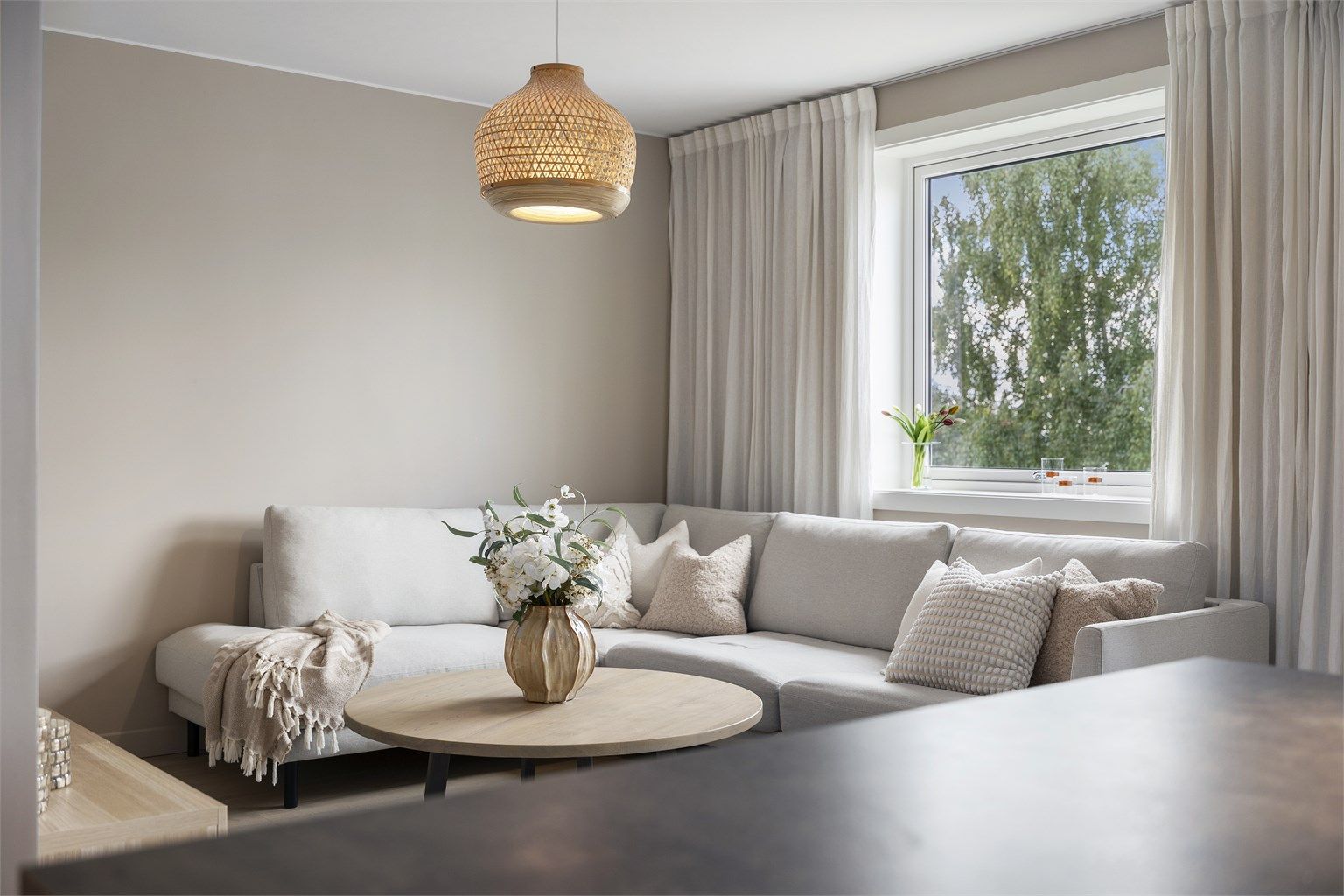 Vinduer med karmer og ramme av tre ble skiftet i 2019.