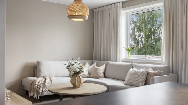 Vinduer med karmer og ramme av tre ble skiftet i 2019.