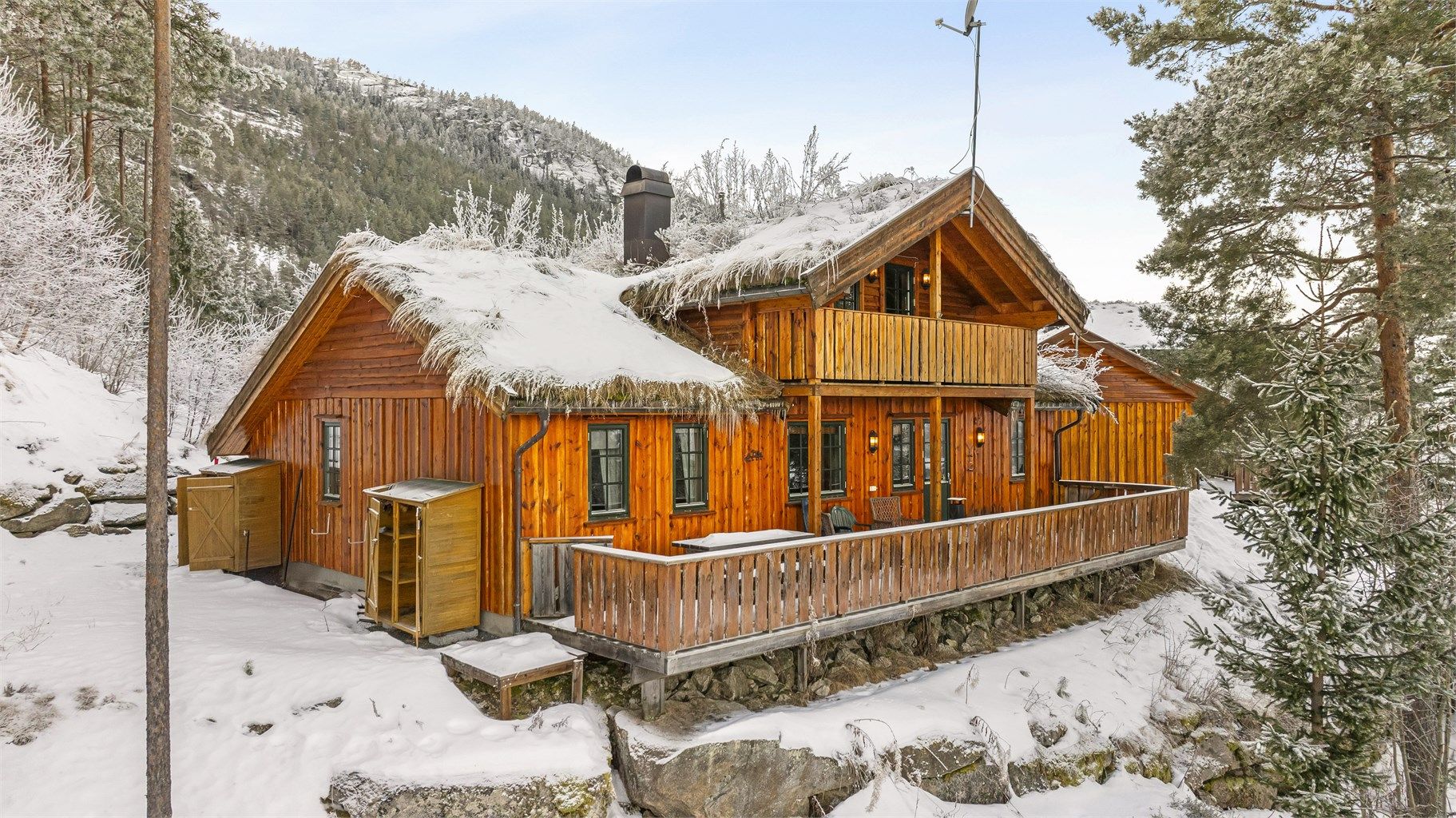 Hytten ligger innerst i en blindvei og med usjenert uteplass.