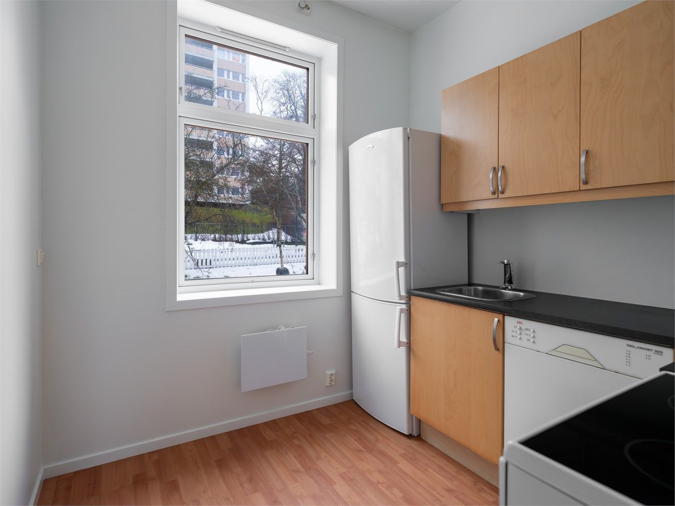 Her har man plass til kjøkkenbord og stoler. Hyggelig utsikt. 