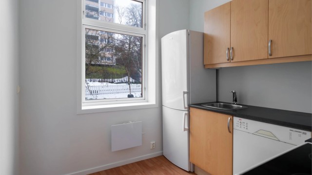 Her har man plass til kjøkkenbord og stoler. Hyggelig utsikt.