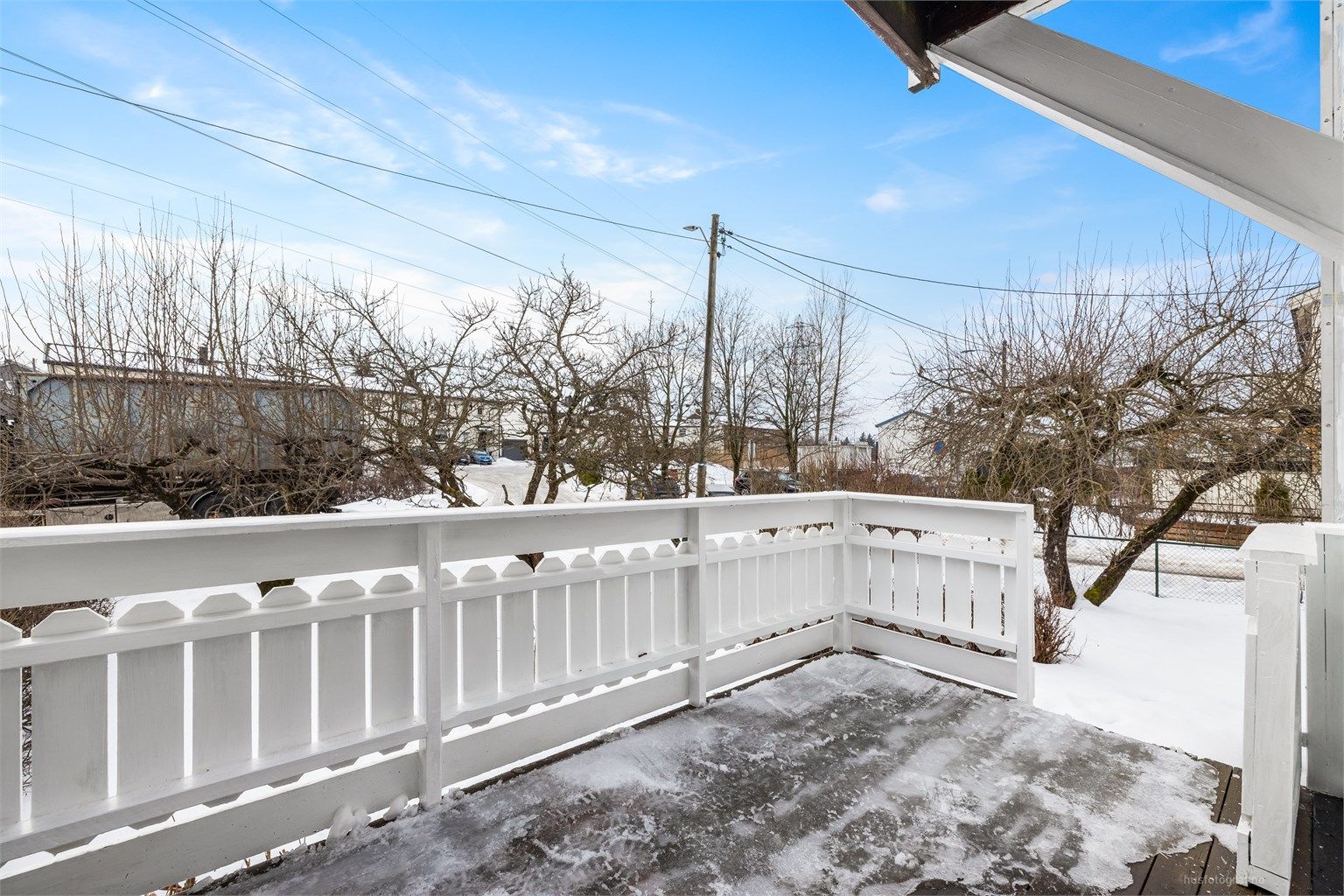 Sol fra ca. kl. 09.00 til 21.00 (midtsommerstid) iflg. selger.