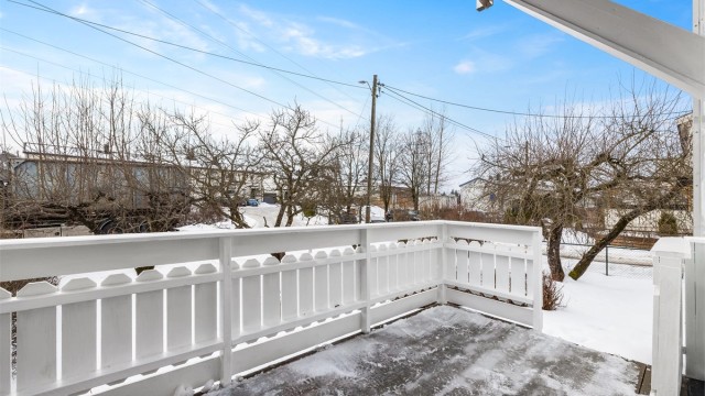 Sol fra ca. kl. 09.00 til 21.00 (midtsommerstid) iflg. selger.