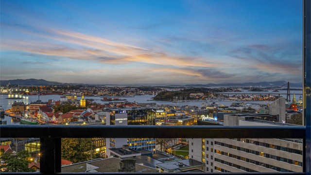 Unik og romslig 3-roms leil. i 12.etg, med nydelig og langstrakt utsikt. Parkering i garasje med elbil-lader, balkong på 11 kvm, heis.